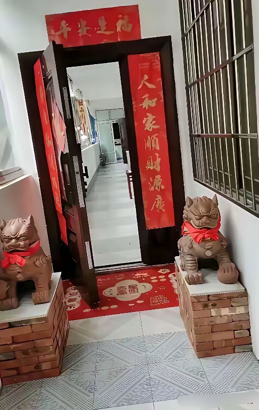 一网友在自家门口放俩石狮子，并没有阻碍到别人，隔天就被对门邻居砸了！这件事到底谁