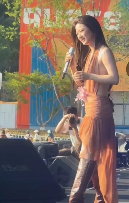 曾经的女神也接小商演了，看来这样比直播还赚钱啊