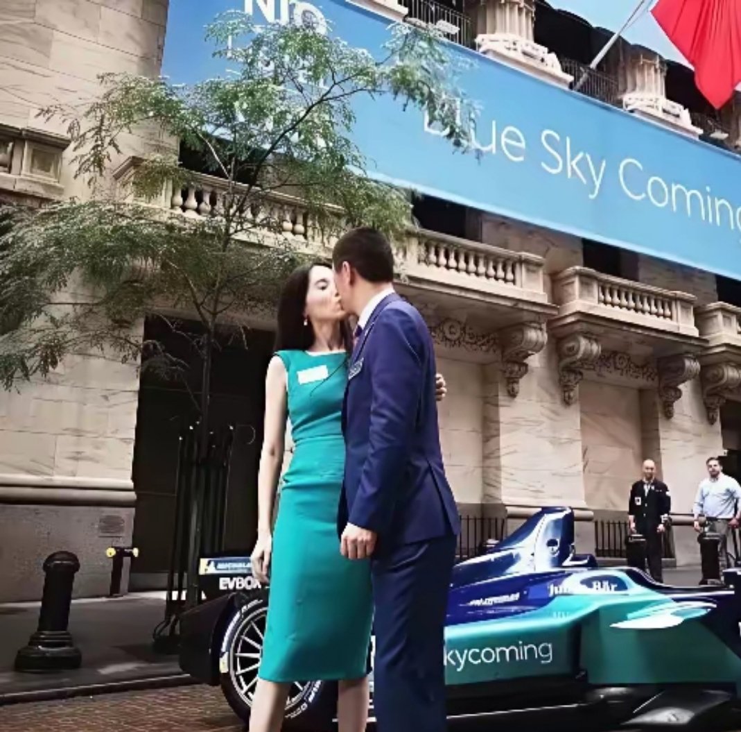 蔚来汽车创始人李斌和媳妇王屹芝，这不是秀恩爱，这是真恩爱，这不是秀幸福，这是真幸福。​