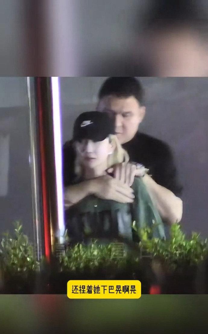 简直惊掉下巴！狗仔拍到了超级大瓜，那个对乃万又是捏肩、贴脸拥抱，还捏下巴晃来晃去
