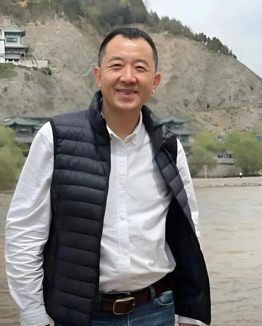 陈行甲年薪高的离谱吗？最近，网上有人炒作陈行甲作为一个公益人，年薪70万过高，