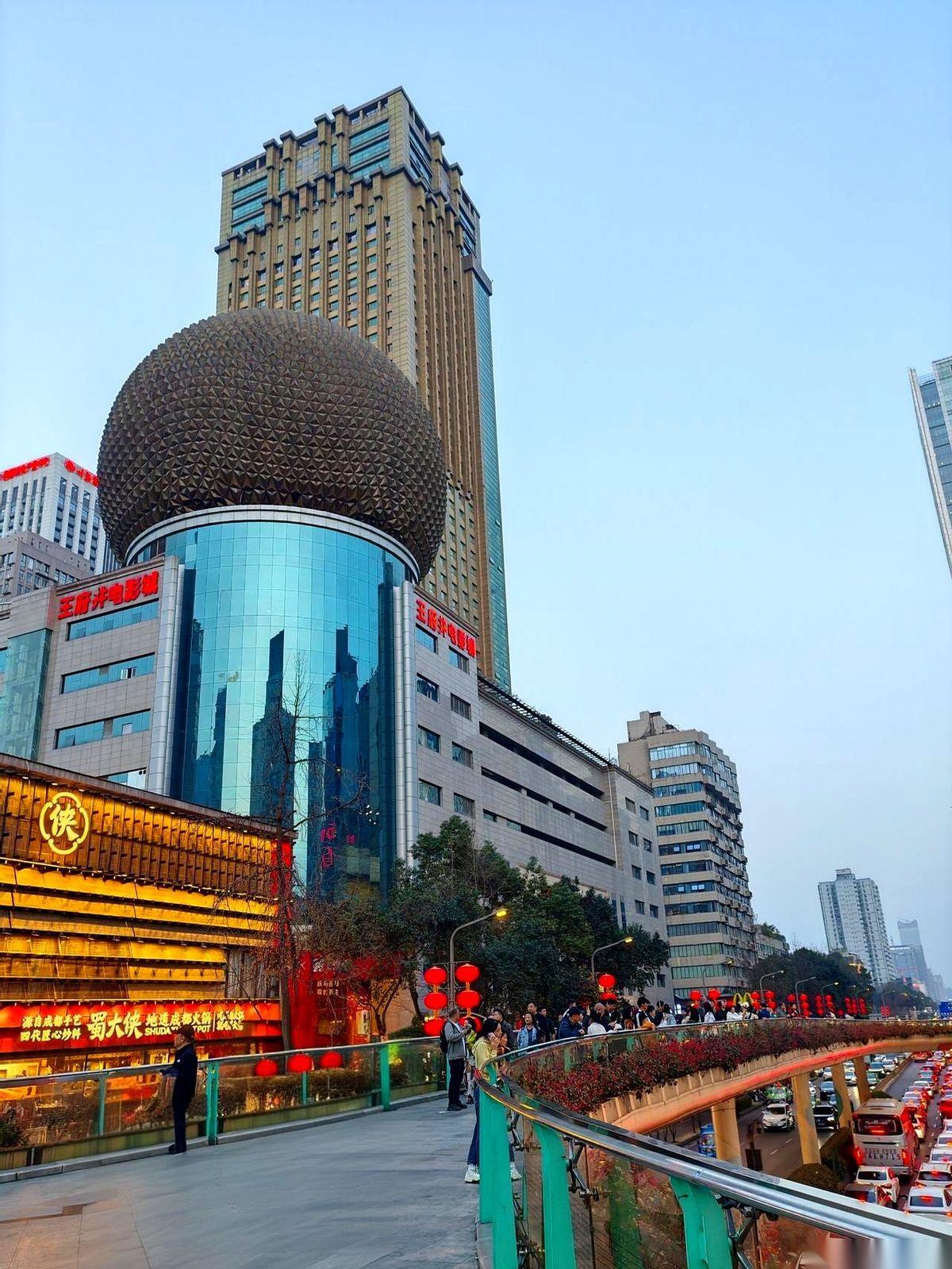 我帽子呢？上一秒还在我头上，下一秒就被武侯祠的人潮给“笑纳”了，连个影儿都没见