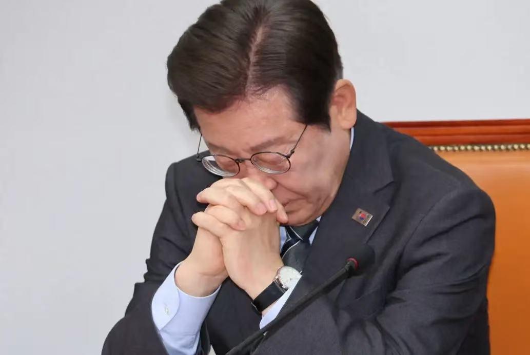 中方两拒高市！李在明嗅到危险气息，急敲中国大门，美日拦不住中方两度拒绝高市会