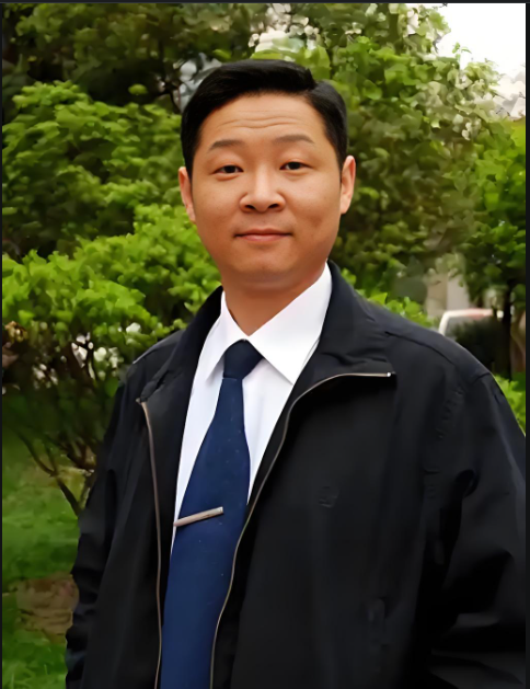 一次，主持人问赵亮：“你以前跟张国立演戏的，现在怎么去养鸡了？”赵亮说：一只鸡卖