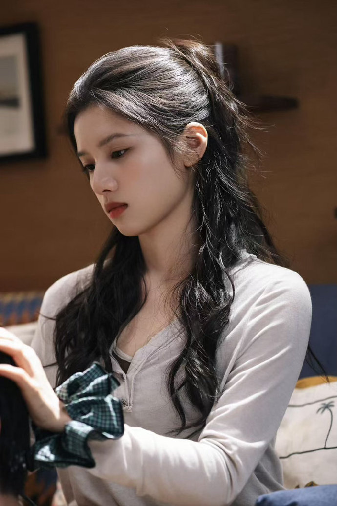 张婧仪头型好完美张婧仪半扎发美得恰到好处张婧仪头型也太完美了，适配所有造型！张