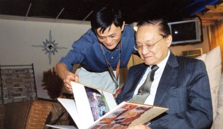 2000年，马云第一次见到了偶像金庸，他兴奋地求签名，结果，金庸脸一沉，说：“不
