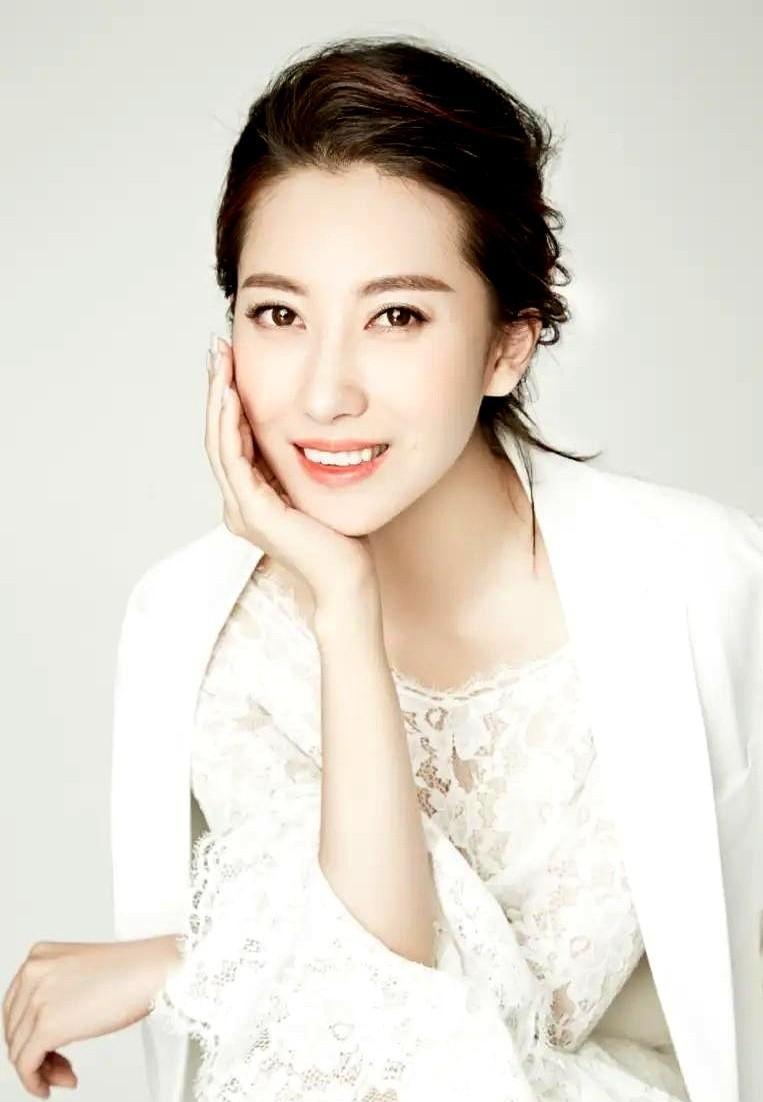 章子怡20万的钻戒，买断了嫂子殷旭的人生？2006年，章子怡豪掷20万美金给嫂