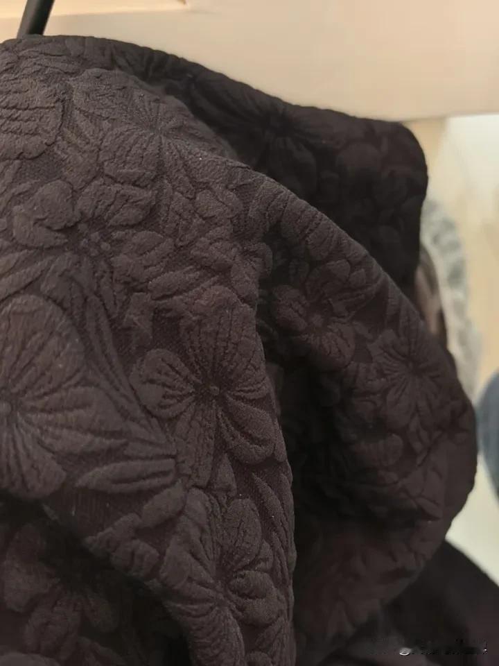 我不认可“便宜没好货”这说法。就拿手机来说，很多国产手机性价比超高，价格比那些国