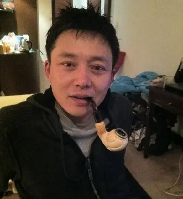 1988年，18岁的刘奕君正在拍摄一部电影，因为当年年轻气盛、口无遮拦得罪了剧组