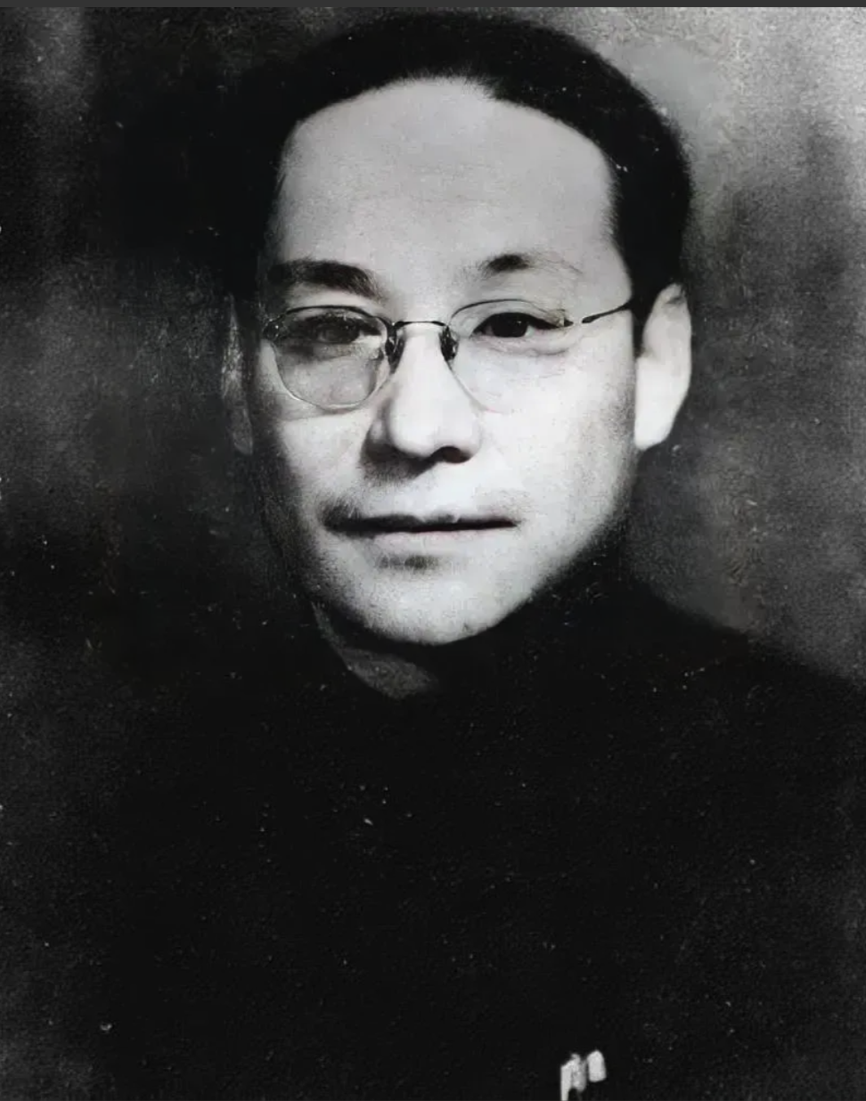 1940年，打入日伪内部的刘人寿，正用日本人的电台给我党发报。谁知这时，几名日军