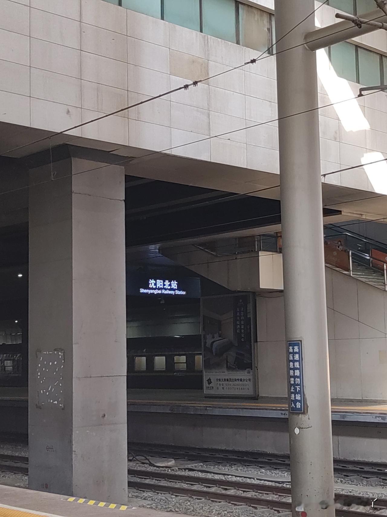 我对面下铺是一个50多岁女的，吉林人。儿子和儿媳妇在杭州生活，儿媳妇刚生了宝宝（