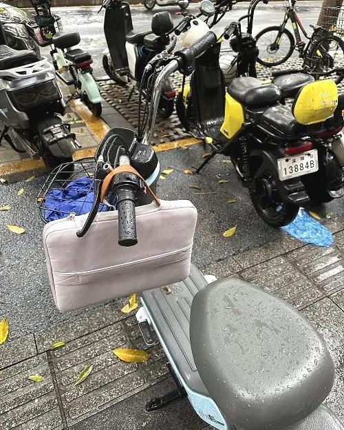 一位在深圳工作的外国人将苹果电脑落在了电动车上，过了一夜电脑还在车上挂着！他