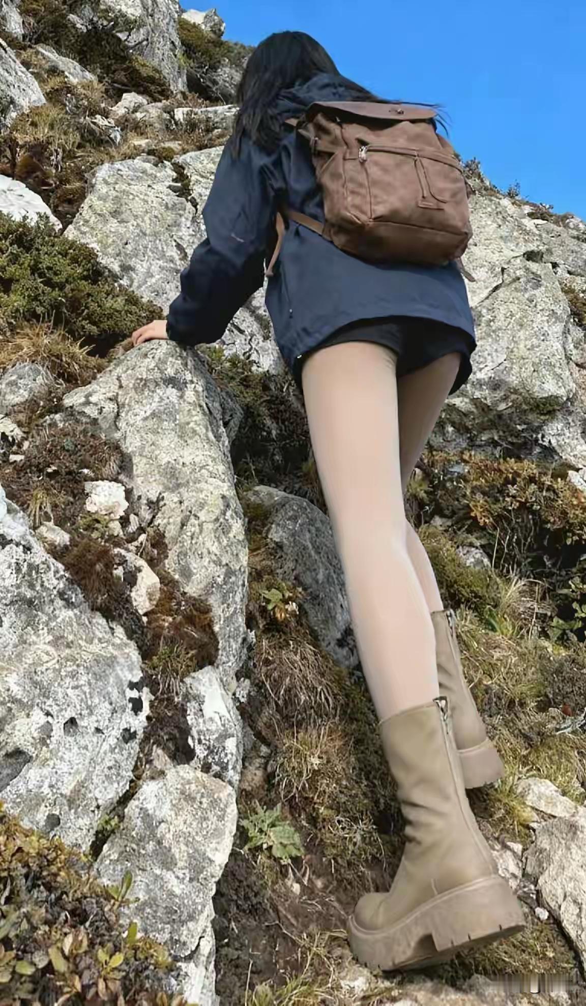 勇敢攀登，征服山巅！🏔️💪