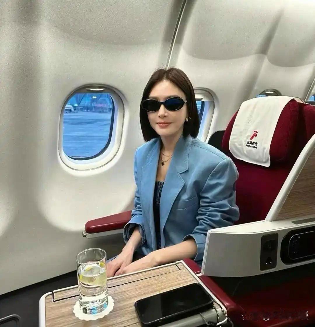 46岁秦岚坐飞机被偶遇，头等舱出行依旧气场拉满！穿搭精致超有范儿，肤白貌美身材在