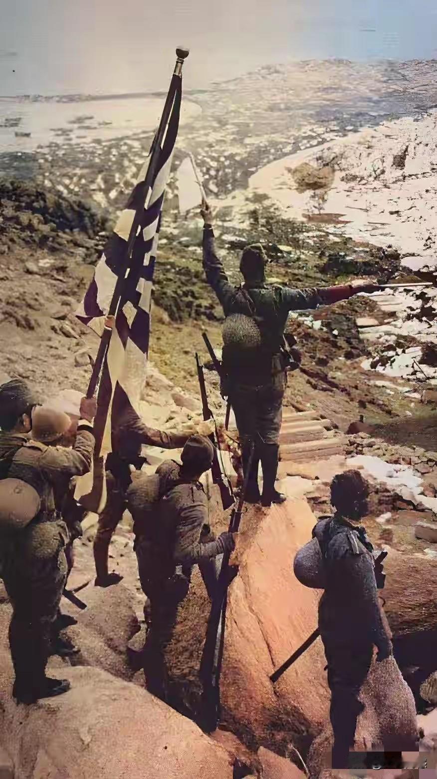 日本鬼子庆祝胜利的方式，通常都是站在一些比较高的地方，做出一些身体造型，举起武器