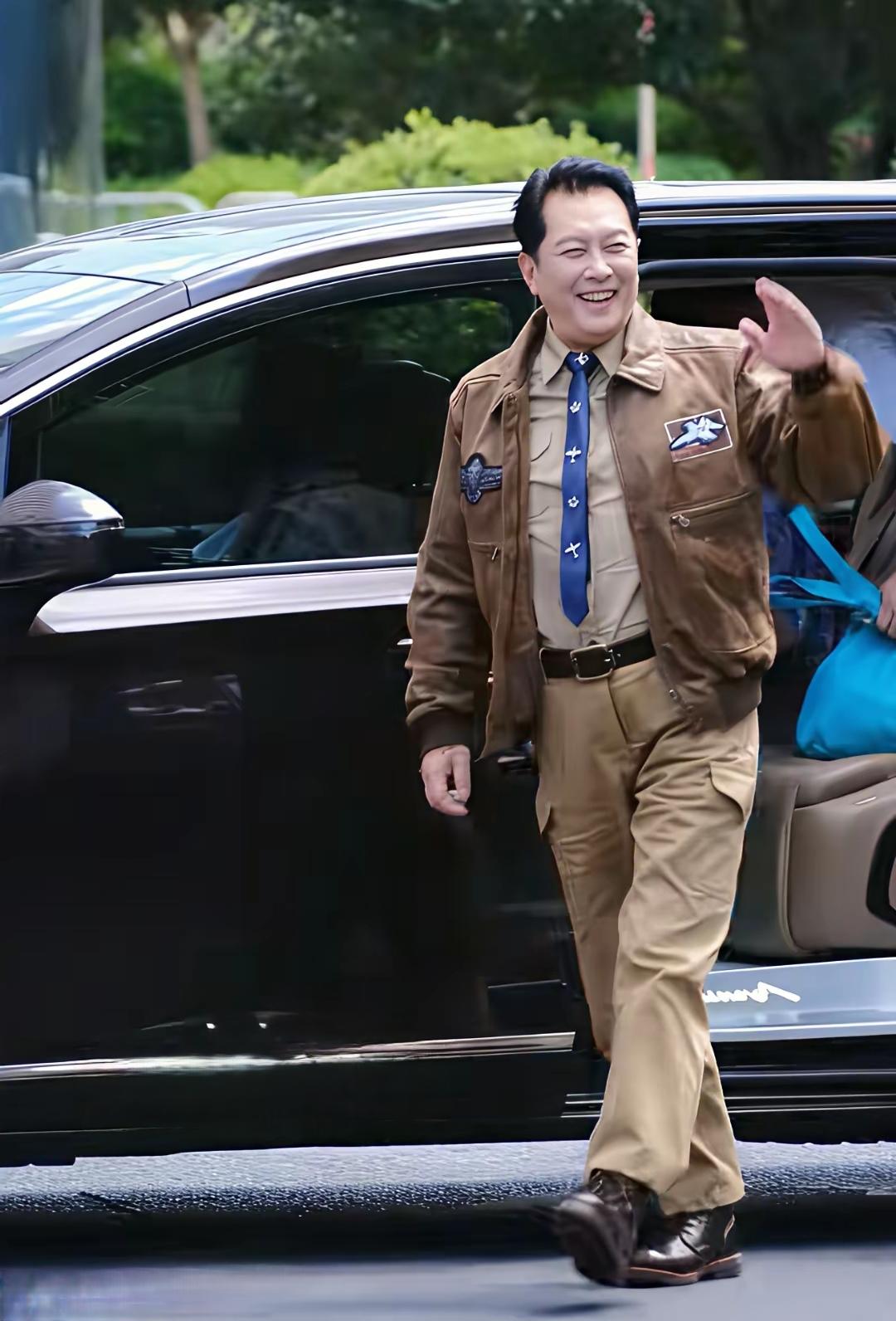唐国强，一个73岁的老人，红光满面，步履矫健，声音宏亮悦耳。唐国强