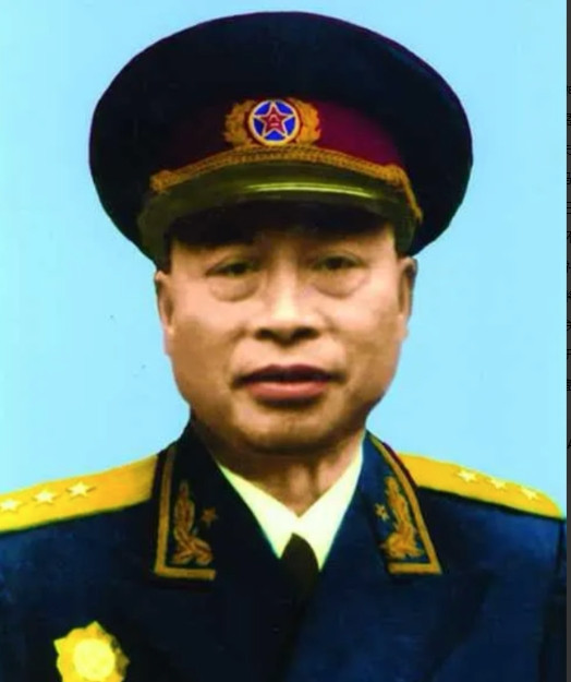 1954年，一个女红军和丈夫已分开25年，中国解放后，女红军在路上遇到老战友，对