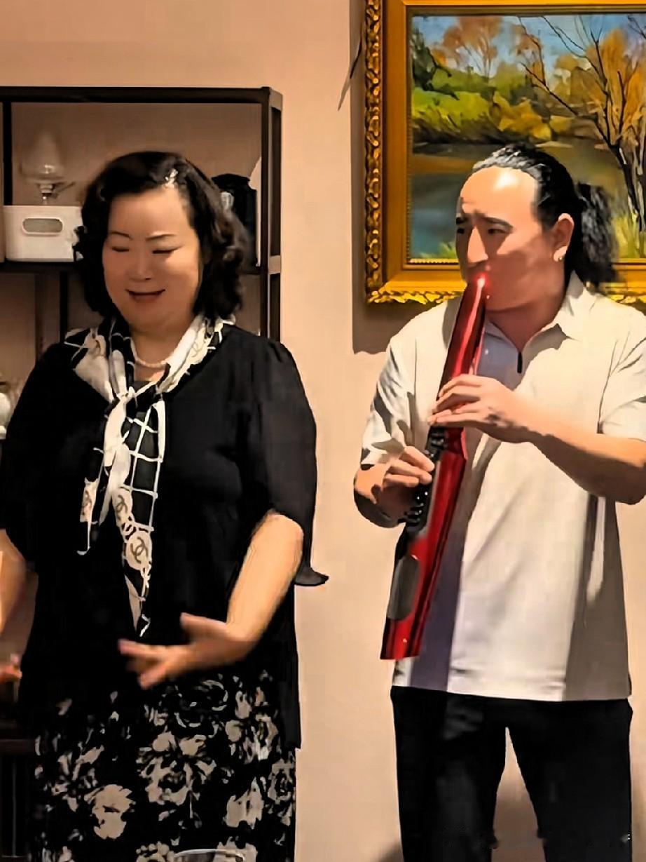 方青卓在家庭聚会上，跟着电炊管跳起了民族舞，别看她身材胖胖的，跳起舞来动作还挺协