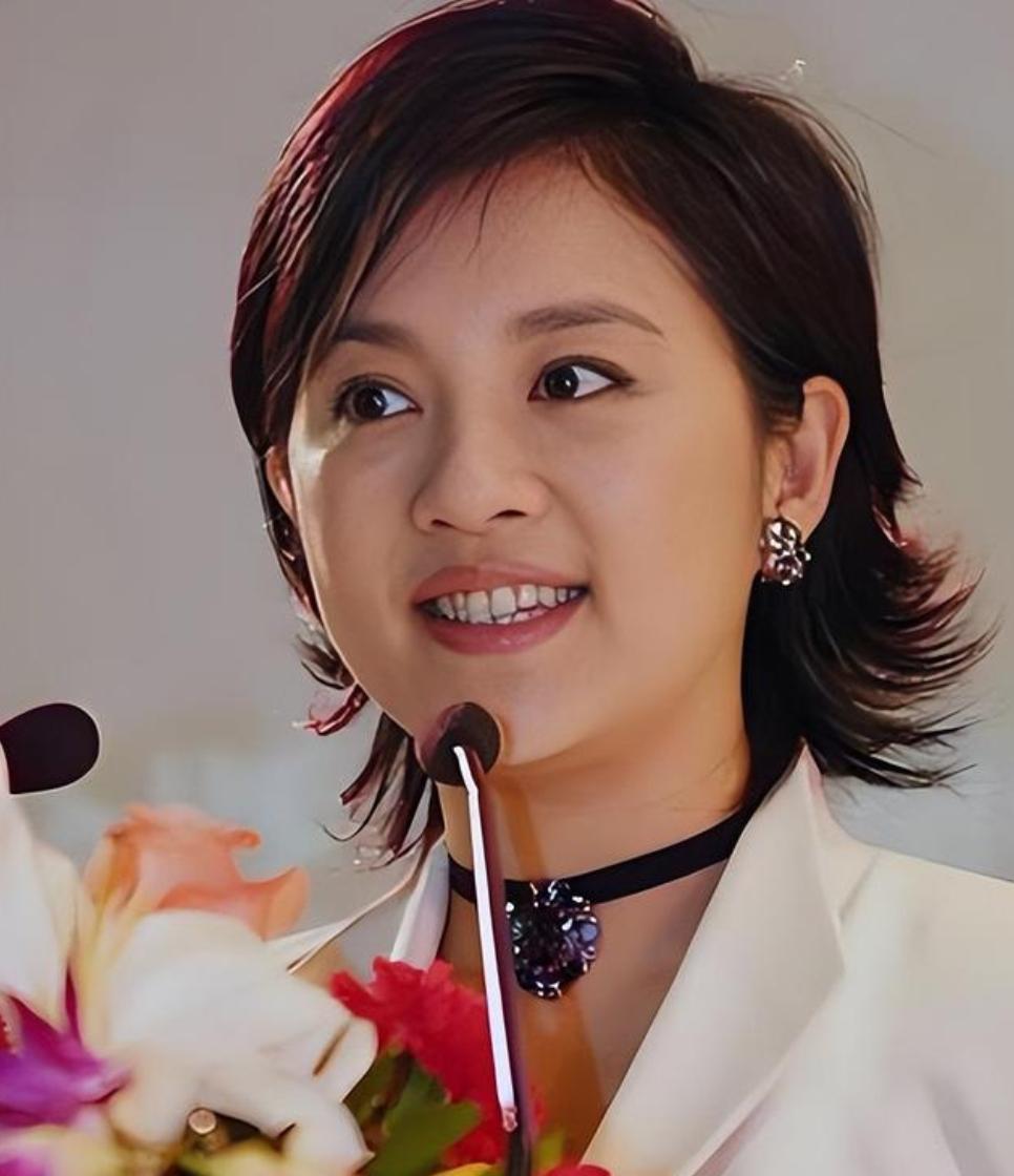 许戈辉现状：定居香港，女儿在外国读书，57岁仍在凤凰卫视任职娱乐