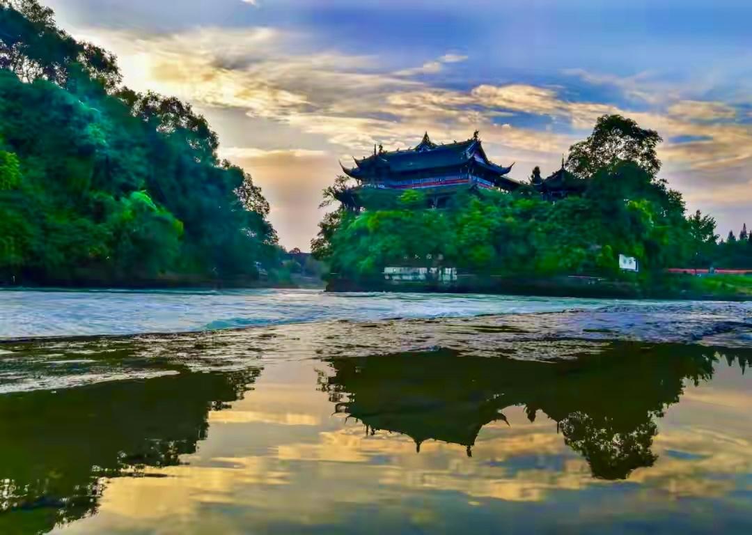 和一位重庆朋友聊到成渝经济区，他说越来越感觉到，重庆是在跟着成都陪跑。成都搞了