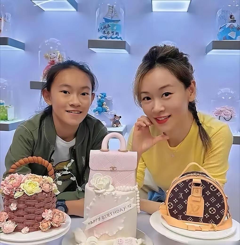 港姐杨思琦母女似饼印，但是女儿却丑很多，为什么？首先，她闺女太黑。一白遮百丑