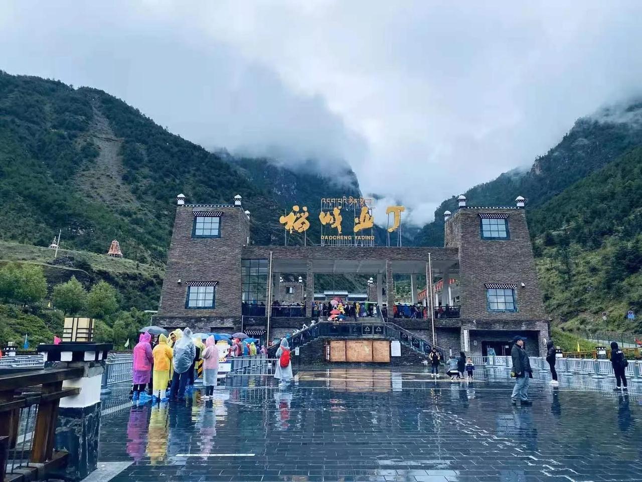 稻城亚丁景区傲慢的回应，不但没有平息网友的不快，甚至还引起了更多的质疑，无奈之下