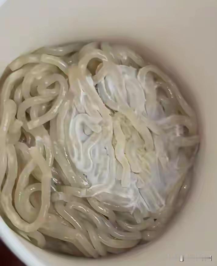 网友买到，麻六记“严重变质”的酸辣粉，伴有很大的酸臭味，客服让他寄回去检测