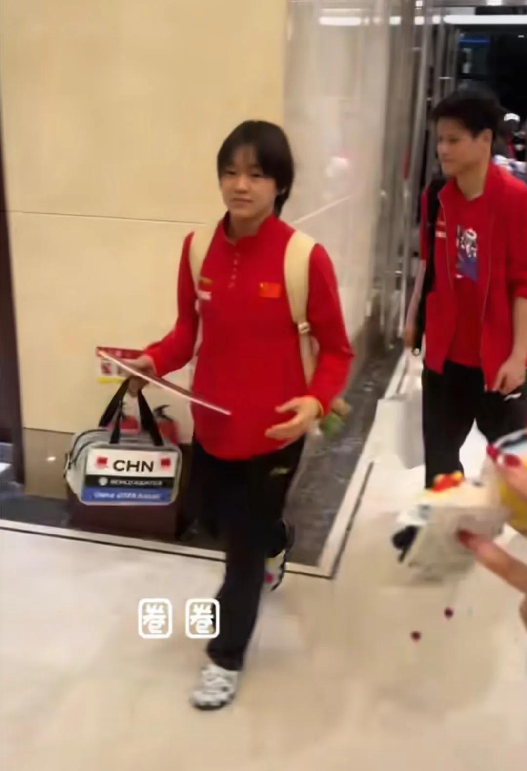 粉丝们看到全红婵走过来。热情打招呼，并且拿起自己手中的小玩偶，问：小红，你可以收
