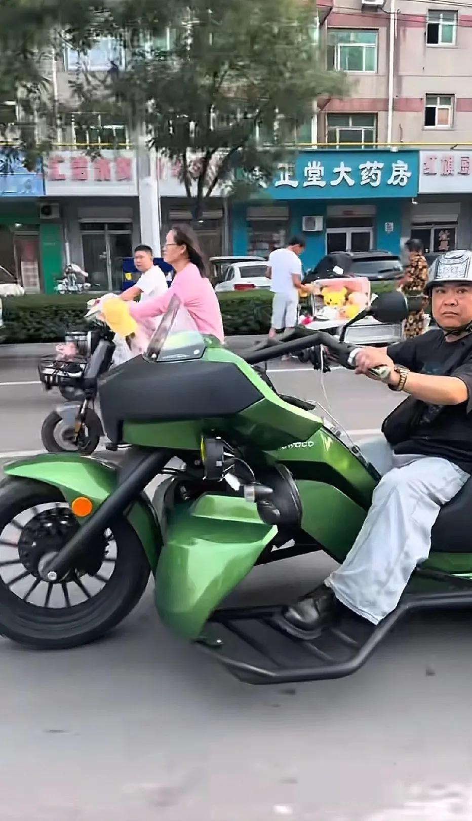 这是什么摩托车啊？这么大，这么酷！大叔比手势说是80万。一身绿色大块头，这辆摩托
