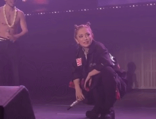 滨崎步在2017年演出时，穿着带旭日旗的衣服，后来被粉丝质疑，后期视频里都打了马