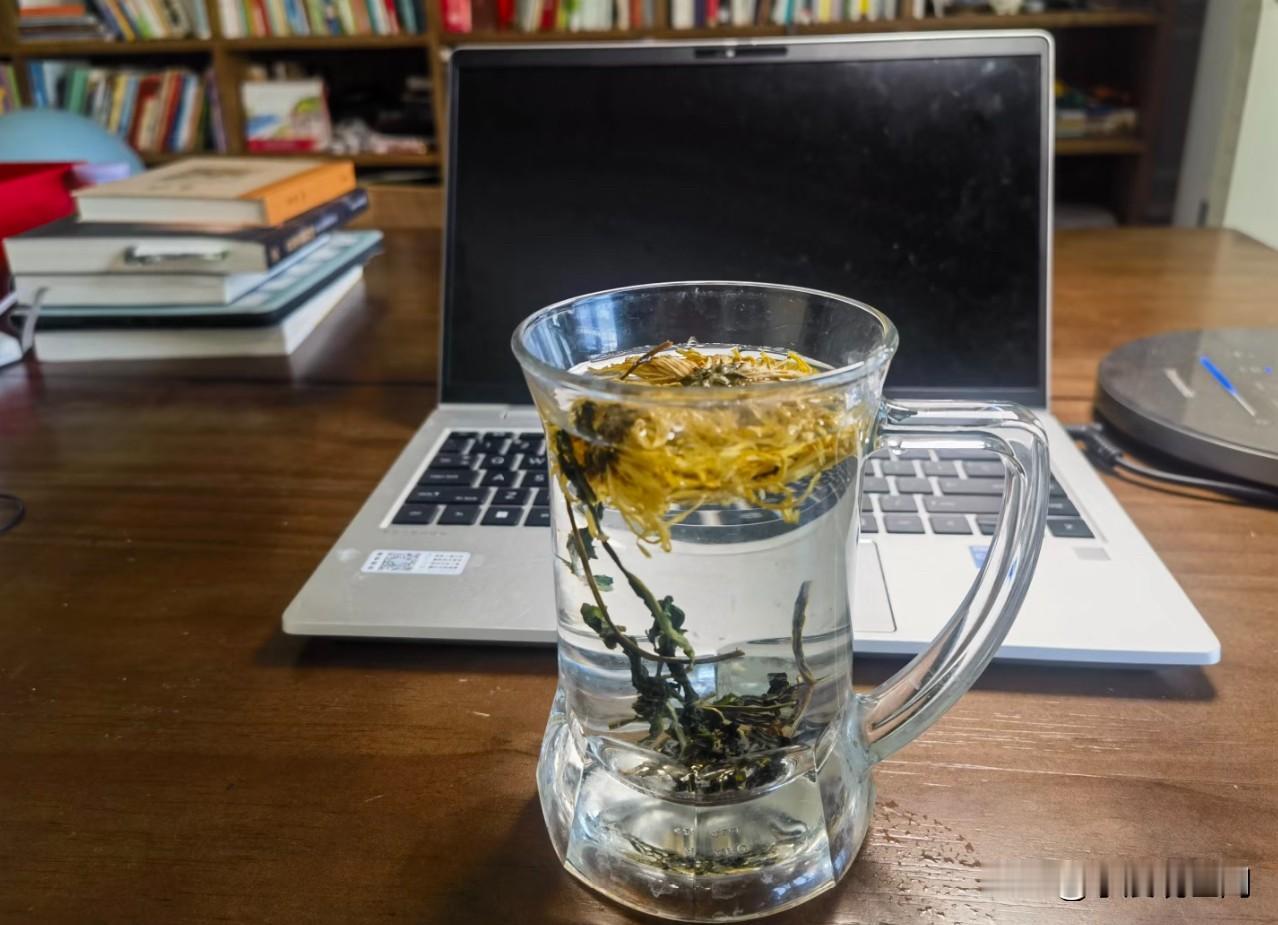 女儿失业5个月了，今天，我悄悄往女儿枕头下放了8000元。虽然女儿的公司提