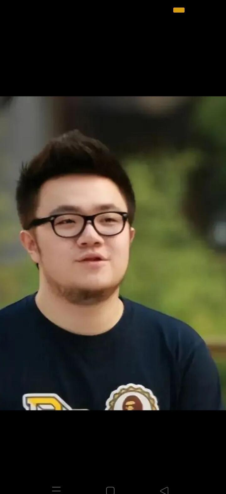 直播间，巴图冷着脸炸出一句：我爸只有赵先生，姓英的跟我没半毛钱关系！这话一出，