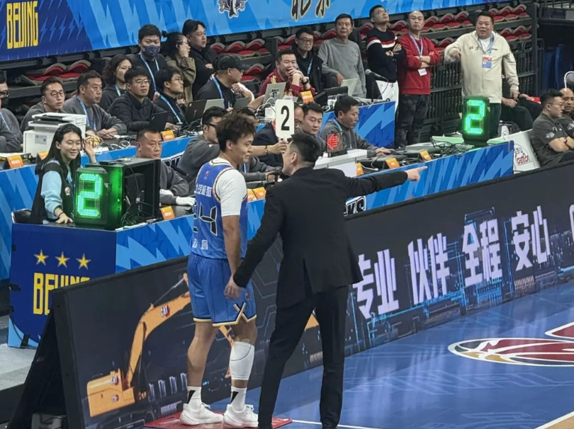 赵睿心想，我都已经拦过你一次了，你还是静不下来喋喋不休，杨导，你真猛！辽宁本钢