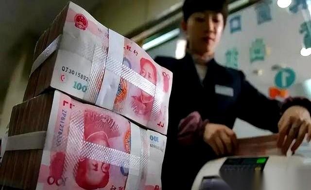 手里捏着几十万现金打算存定期的家庭，最近去银行柜台恐怕都得换个思路了。以前靠几