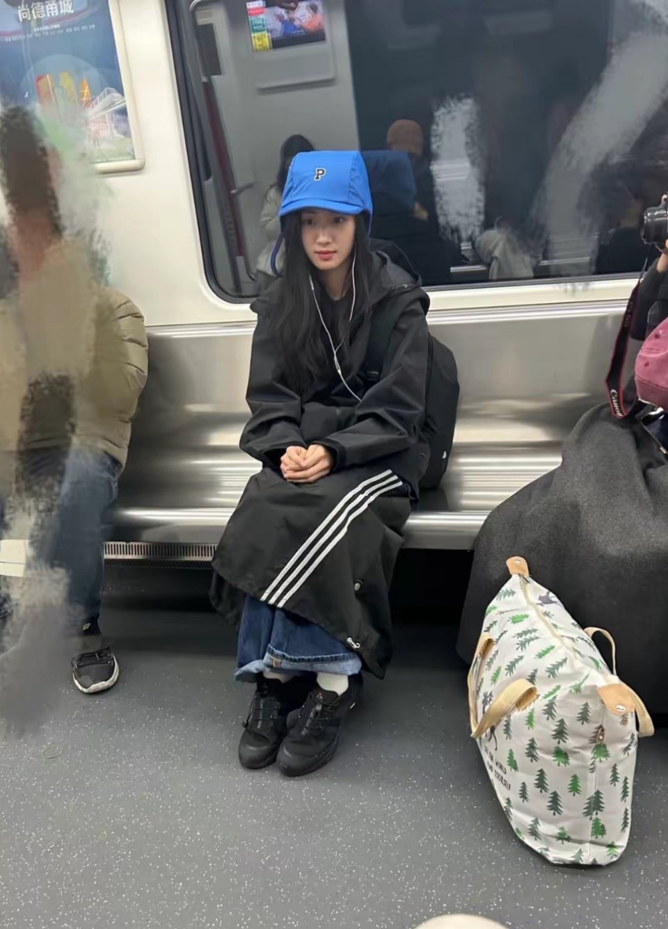 在地铁上偶遇卢昱晓​​​