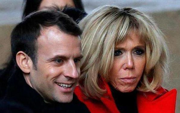 布丽吉特老的是整张脸，马克龙老的是抬头纹，他额头那皱纹沟深得都可以夹死蚊子了。这