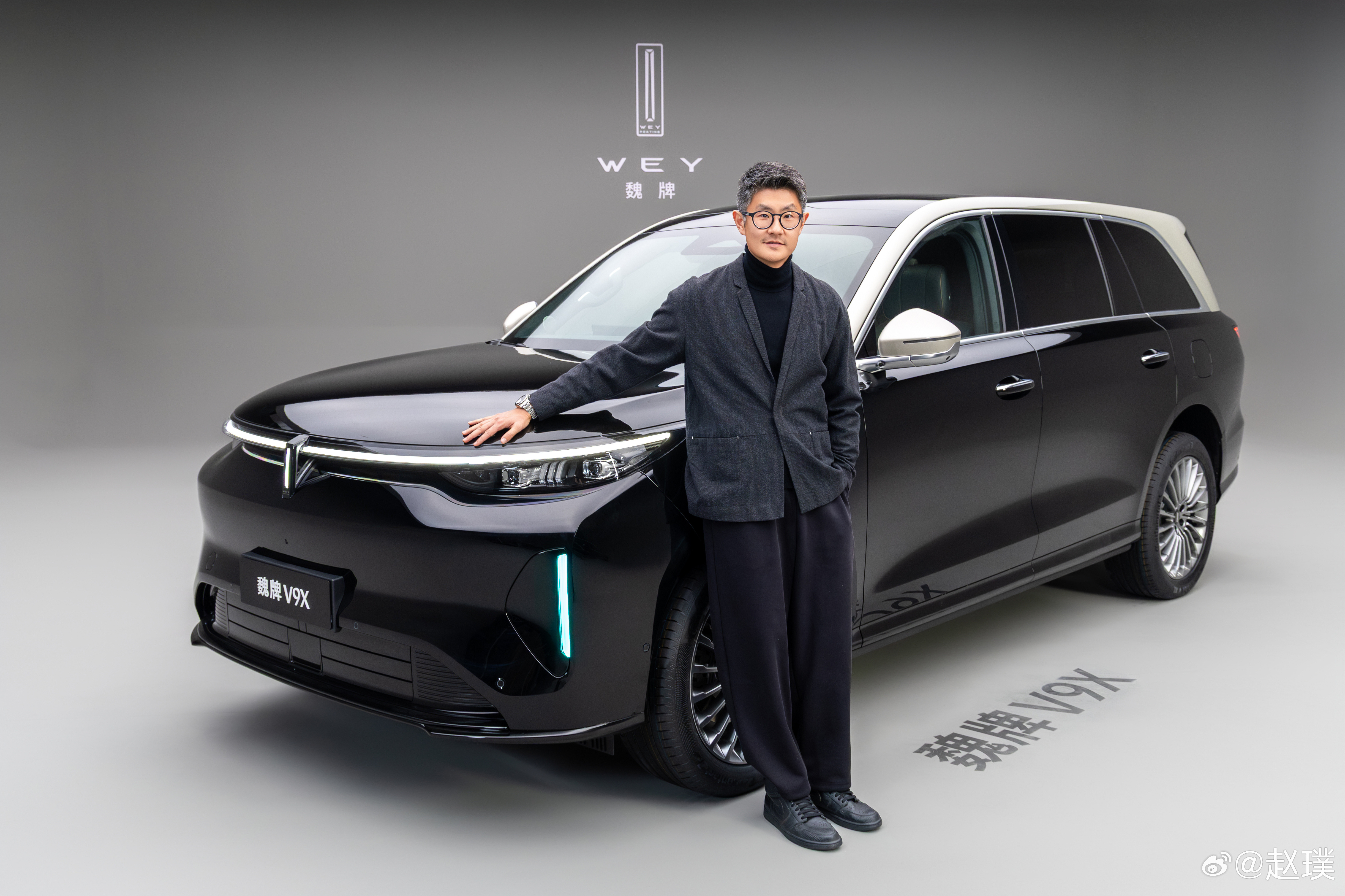 最近同事要求我每次拍完视频必须再拍一组照片。于是我每天就只好绕着车走来走去，在车