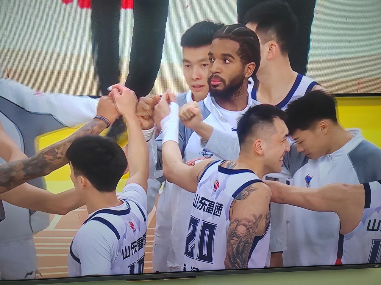 克里斯有点破罐子破摔了！情绪倒是稳定了，但是太慵懒了！态度出了问题！防守不积极，