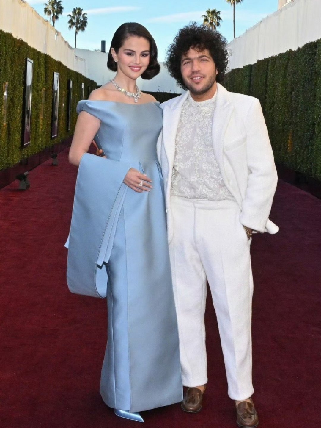 赛琳娜亲吻丈夫的脚北美意难忘赛琳娜在视频中亲了老公的脚，视频中赛琳娜老公的脚太