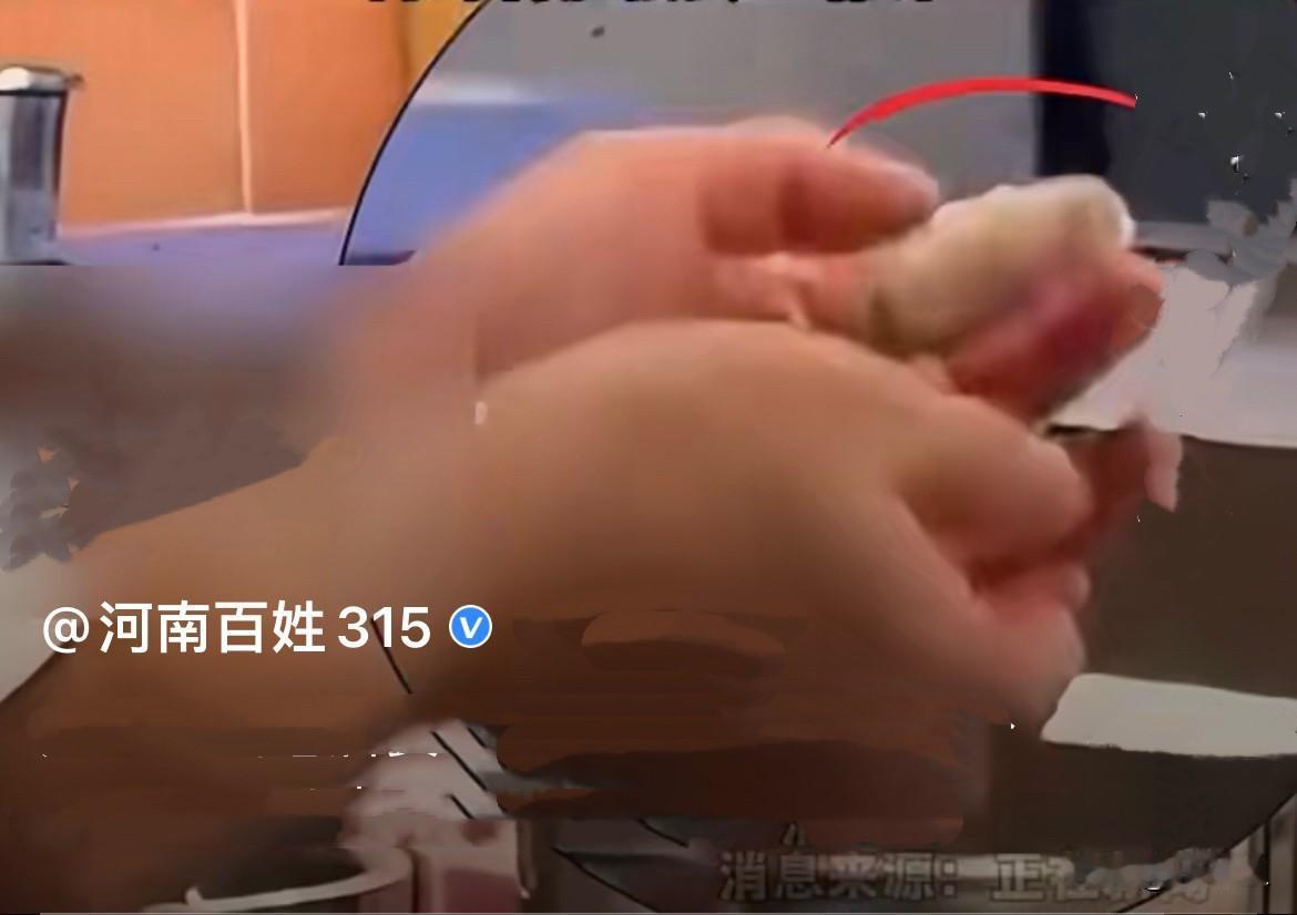 近日广州天河一烘焙乐园后厨一名员工，手指明明受了伤，还缠着纱布创可贴，居然不戴一