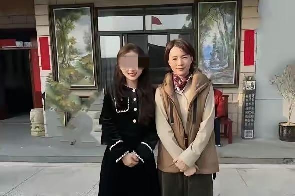 董卿过年回江苏老家探亲，和亲戚的合影被传到网上，瞬间引发热议。照片里的她穿