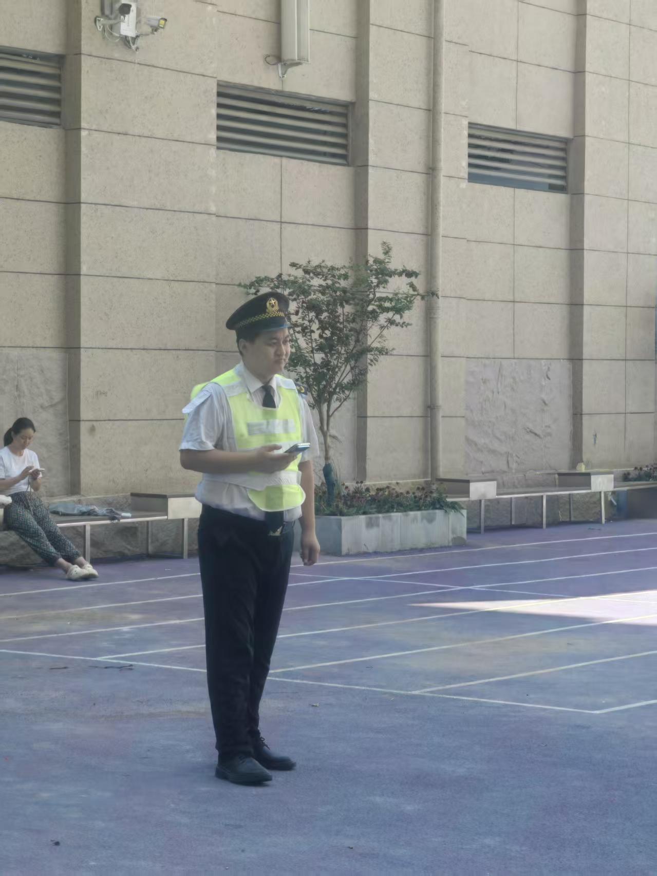 你说你难？你说这位支书难不难？我说你听听抖音私信里，我发现一位新疆喀什