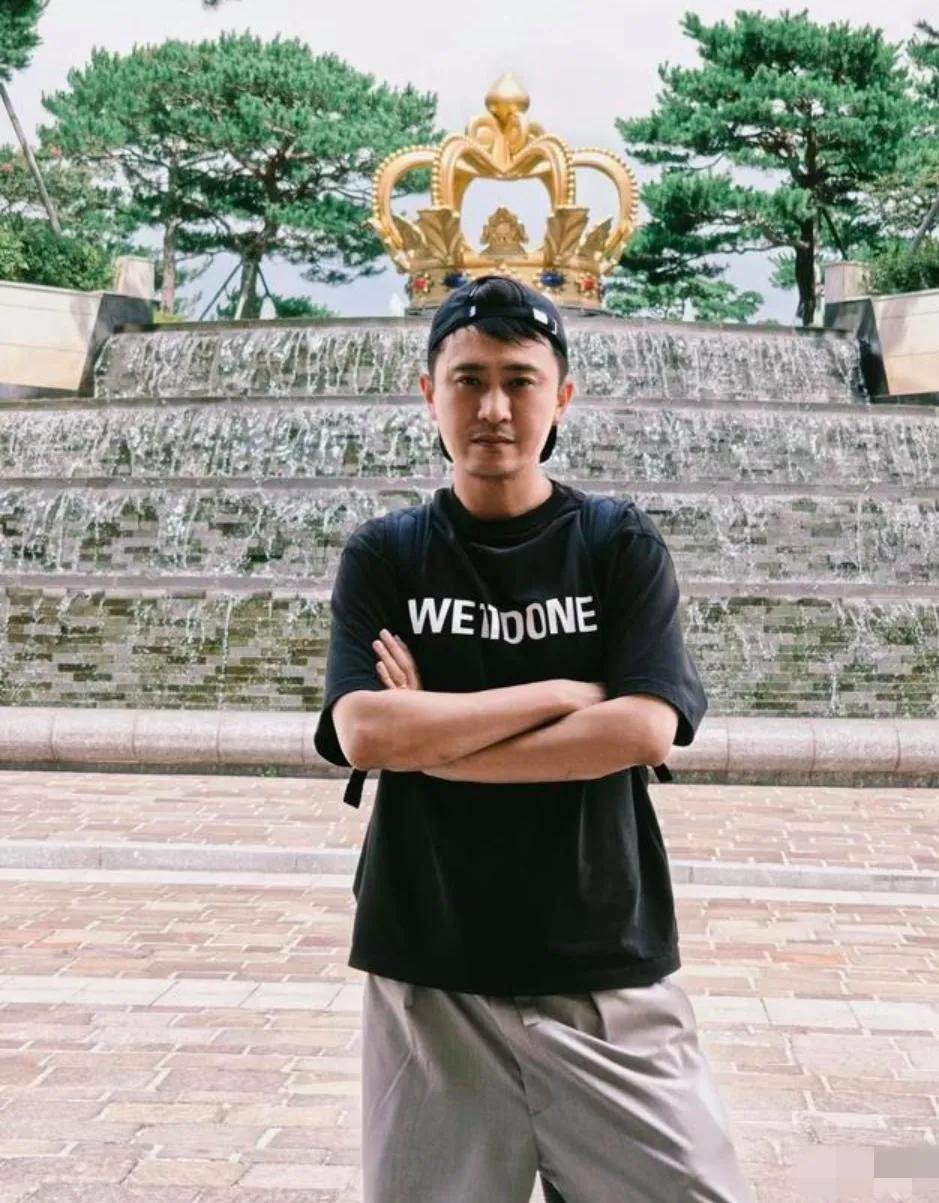 央视口碑载道的主持人杨帆晒假期照：看上去凤表龙姿的杨帆更为琼林玉树，阳光沉健啦！