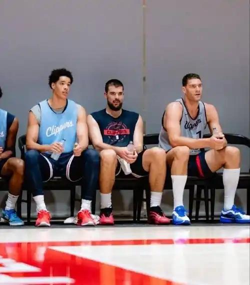 祖巴茨不光首发没了，替补也没了快船战胜国王，迎来三连胜，替补中锋科南本场表现