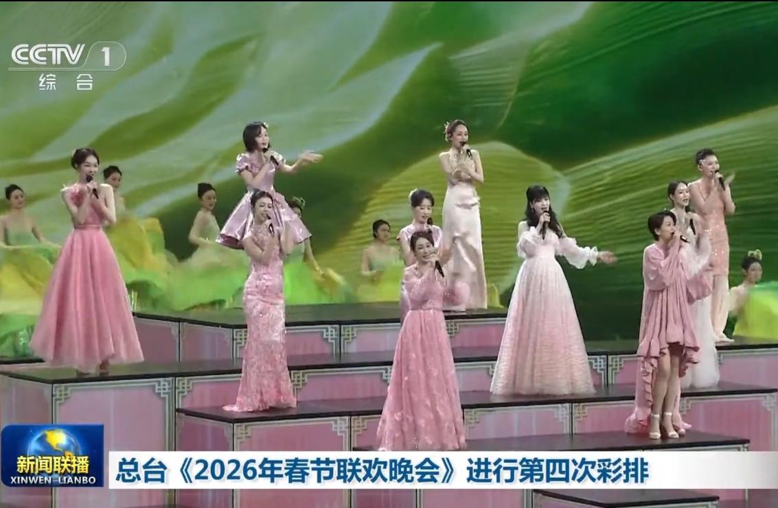 春晚第4次彩排，真是太惊喜了。我居然在十位合唱的女歌手当中发现了一位久未露面