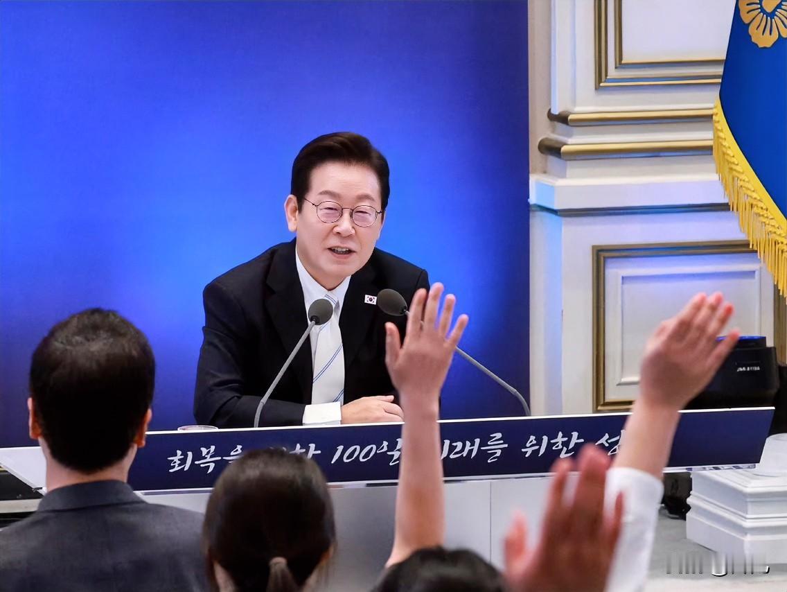 表现不错！韩国总统李在明支持率攀升。11月3日，韩国媒体公布最新民调显示，借着韩