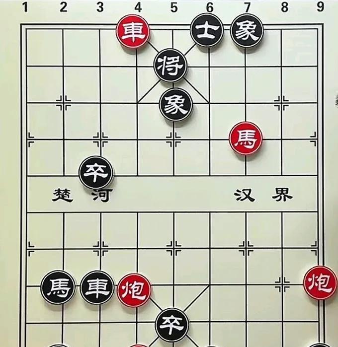 棋盘上红方就五个棋子，并且是距离拉得远，感觉很难组合到一起，黑方是卒坐九宫中心，