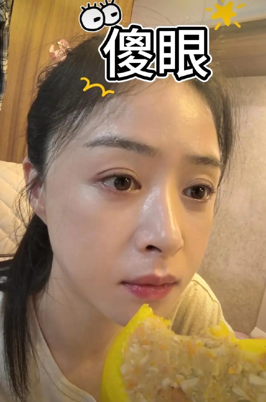 蒋欣终于不用吃什么味道都没有的玉米粒和青菜叶子了，小棉袄关晓彤把减脂彩椒碗的做法