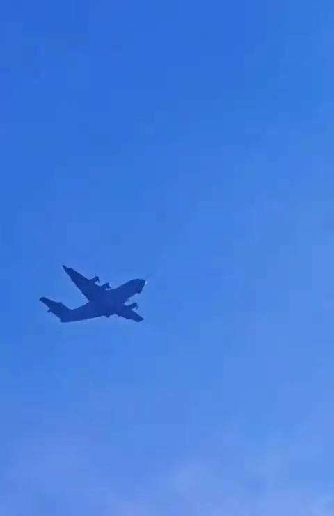 新中型运输机来了，目前网络上看到的视频画面显示，已经处于试飞中进度相当快。性能介