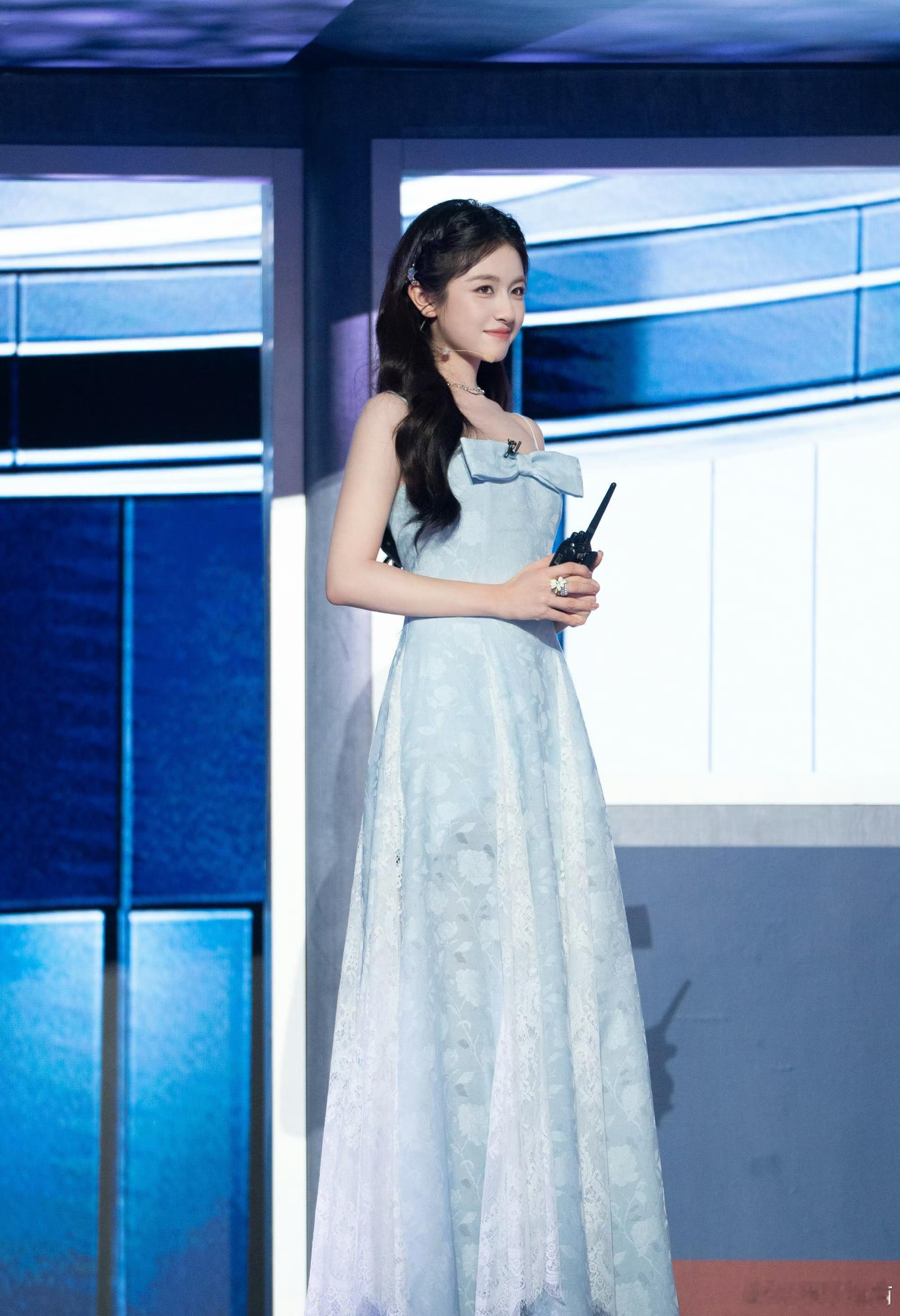 李兰迪蝴蝶结蓝裙造型，海盐味清甜明媚的小公主！怎么如此美萌